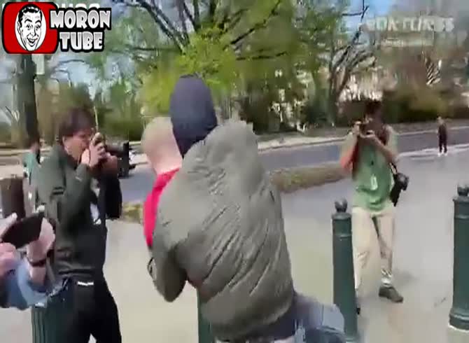 Video :Trans activists are confronted by neo-Nazis in front of the Supreme Court